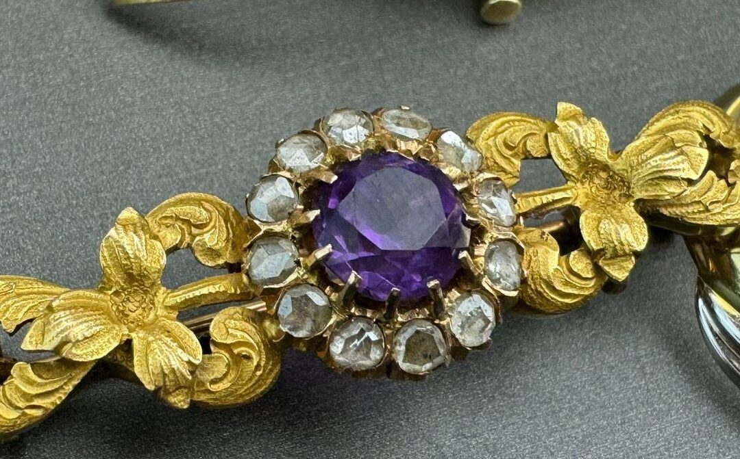 Die Goldbrosche Wert, Geschichte und Wiederentdeckung eines Klassikers