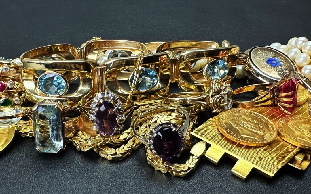 Gold ankaufen – das Stück im Vordergrund, nicht die Schmelze