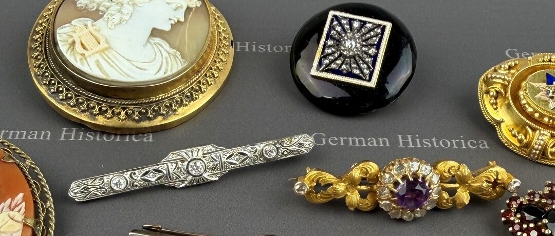 Broschen aus Gold, Silber, Weißgold und Platin – Formen, Stempel und Art Déco