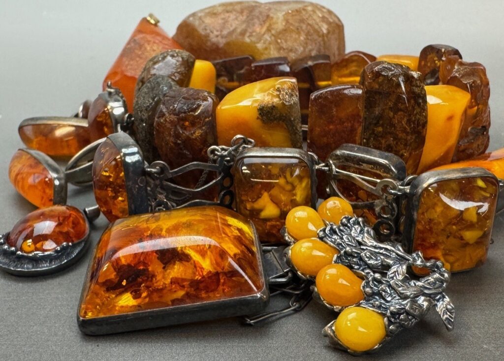 Sammlung Bernsteinschmuck: Broschen und Anhänger mit großen Bernsteinen in Honig- und Cognacfarben, gefasst in Silber