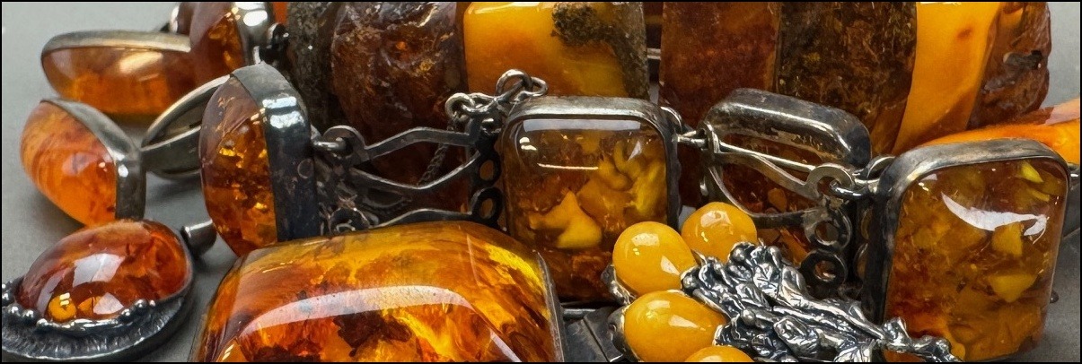 Bernstein Schmuck durch die Epochen — Biedermeier bis heute