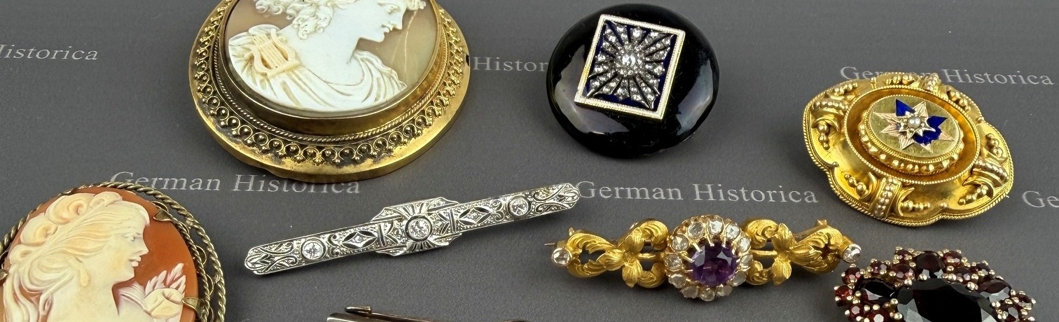 Broschen aus Gold, Silber, Weißgold und Platin – Formen, Stempel und Art Déco